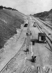 837937 Afbeelding van de werkzaamheden ten behoeve van de aanleg van de Provinciale weg P21 langs de spoorlijn in de ...